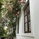 Menedék. A Szállás. Hotel *