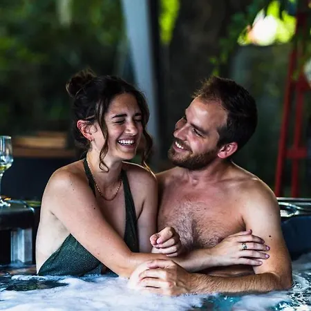 Menedek. A Szallas. فندق *