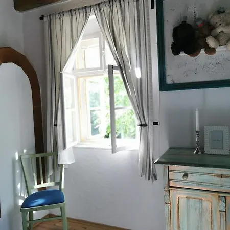 Menedek. A Szallas. *