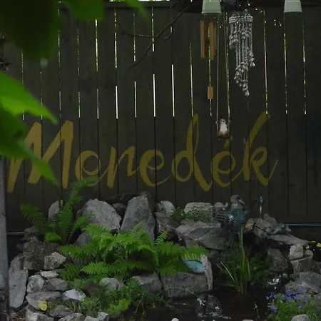 Menedek. A Szallas. فندق