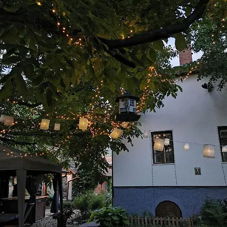 Menedek. A Szallas. فندق