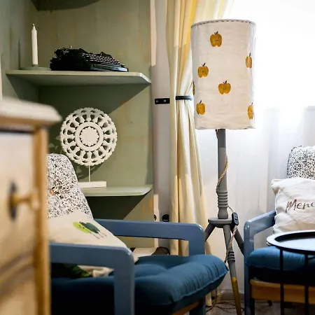 Menedek. A Szallas. فندق *