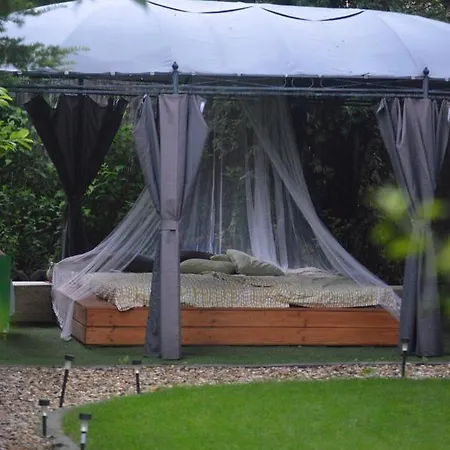 Menedek. A Szallas. * Felsőtárkány