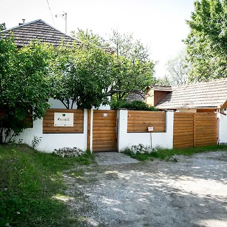 Hotel Menedek. A Szallas.