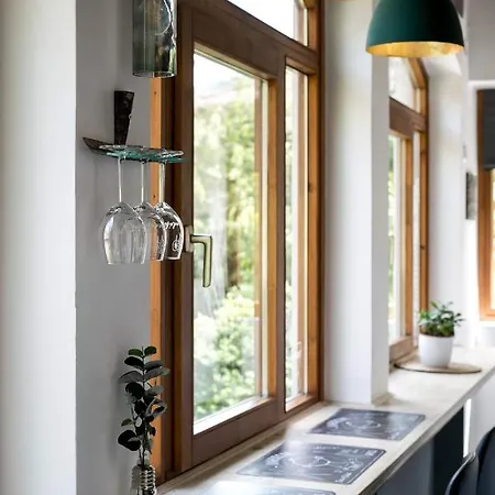 Menedek. A Szallas. *