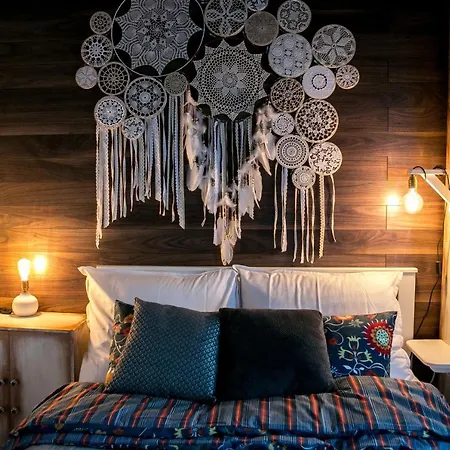 Menedek. A Szallas. فندق