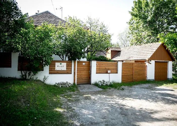 호텔 Menedek. A Szallas.
